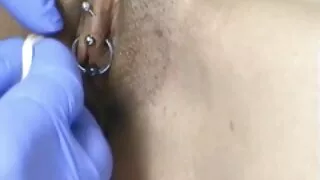 Une infirmière en chef aux gros seins est punie par un médecin coquin dans une vieille mature cochonne salle de bdsm