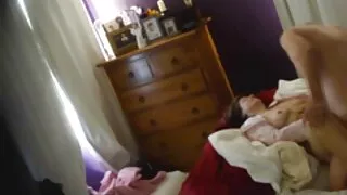 Deux énormes bites noires forent des trous élastiques de salope vieille cochonne allemande blonde