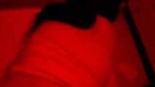 Une adolescente latine obscène chevauche vieille cochonne sexy la bite dure d'un papa noir excité