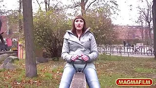 Une rousse vieille grosse cochonne maigre se masturbe et se fait baiser par un gros mec