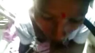 Une maman brune baisable donne une video vieille cochonne gorge profonde torride à une bite bien dure