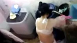 Une porno vieille cochonne fashionista blonde reçoit de l'argent pour du sexe sale devant son petit ami