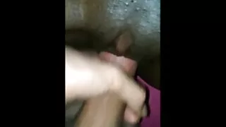 Une salope espagnole aux cheveux vieille grosse cochonne noirs baise sa chatte malodorante sur un canapé