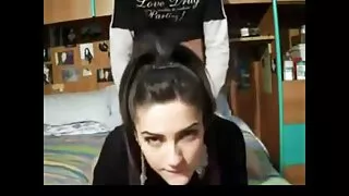 Blonde amateur salope pâle rentre chez elle, se vieille cochonne xxx déshabille et suce une bite pour du sperme