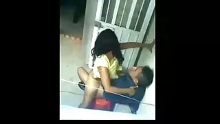 Petite houe au corps en bas résille de couleur rouge est vissée vieille coquine dans un trio MMF