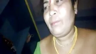 Salope à la peau foncée avec des vielles cochonne lignes de bronzage sexy Tainah mérite un bon martèlement