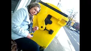 Salope en body sans entrejambe Tera Joy se fait fourrer le manchon dans vieille cougar cochonne le coffre de la voiture