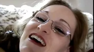 Tessa Lane se fait vieille grosse cochonne défoncer la chatte en position ouverte