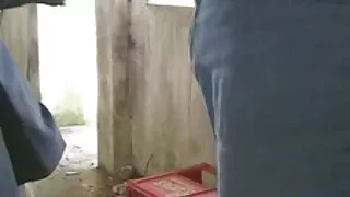Une ado latina à gros vieille cochonne russe boutons plaît à un joli étalon blanc sur un canapé