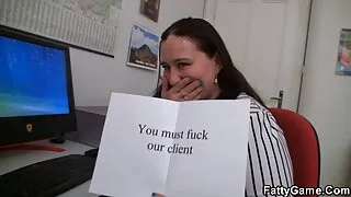 Fille blanche chaude souffle vieille cochonne en rut cette énorme bite pendant la baise anale