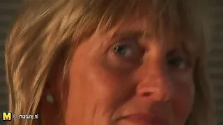 La petite amie blonde Chanel Grey fait une légendaire pipe en POV debout vieille mature cochonne sur ses genoux