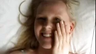 La méchante pom-pom girl Laura montre sa délicieuse chatte sous la jupe vieille grand mere cochonne