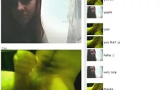 Une superbe blonde fait belle vieille cochonne plaisir à son homme sous la douche