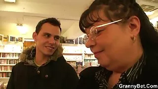 Un mec au tempérament chaud baise le video vielle cochonne trou anal de la jolie et délicieuse adolescente Molly