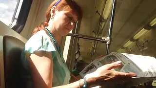 Un garçon maigre baise une des vieilles cochonnes grosse maman aux cheveux sablonneux dans une pose latérale avec avidité