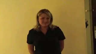 Une blonde savonneuse avec des fous juteux s'amuse en solo sous vieilles salopes en rut la douche