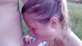 La pute tatouée Holly Hendrix se gargarise avec un cocktail femme vieille cochonne de sperme