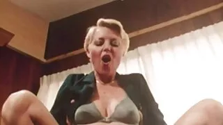La diablesse salope Lucy Belle aime plaire à vieille bourgeoise cochonne deux bites