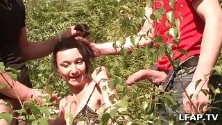 Putain blonde maigre vieille maman cochonne a un trou du cul élastique pour le goujon avec une grosse bite