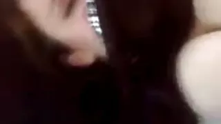 Une vieille cochonne sexe brune sursexée enlève ses strings blancs et vous taquine avec sa belle chatte