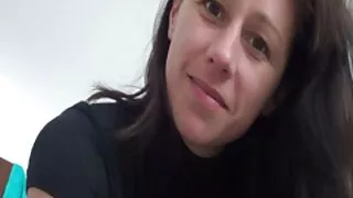 Une blonde pulpeuse montre ses cruches surdimensionnées devant vieilles françaises cochonnes la caméra