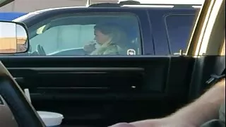 Une ravissante brune vieille cochonne en manque suce une longue bite charnue dans la voiture