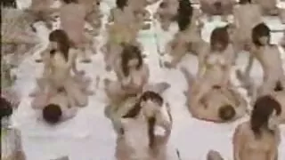Poussin extravagant aime se vautrer et souffler une énorme bite debout sur les genoux porno vieille cochonne