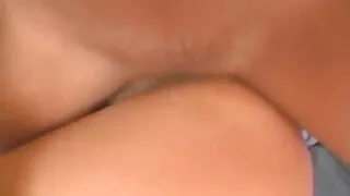 Une fille de tennis est excitée et sa chatte demande de l'attention vieilles femmes cochonnes