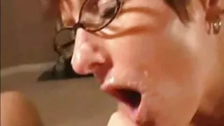 Un monstre affamé de sexe satisfait deux prostituées maigres aux cheveux longs film vieille cochonne
