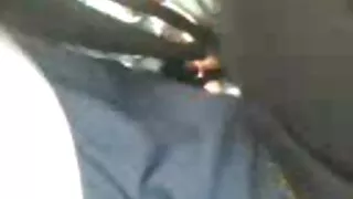 Une ado ébène bien formée avec des nattes suce la bite chaude vieille cochonne black de son petit ami