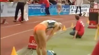 Adorable vieille cochonne sodomisee femme blonde Gia dorlote sa chatte avec un gode noir