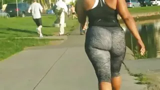 Petite fille chevauche une vieille cochonne allemande bite dure comme une folle dans une vidéo porno xxx excitante