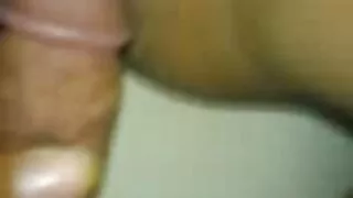 La tentatrice blonde aux grosse et vieille cochonne longues jambes se déshabille pour montrer son corps chaud