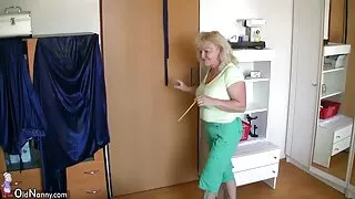 Fabuleuse vieille cochonne video blonde aux fesses juteuses chevauche une grosse bite dans une pose de cow-girl