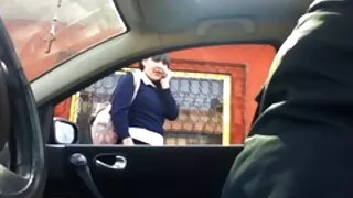 Rich beau garçon se fait sucer la bite par une MILF sexy aux gros seins porno vieille cochonne