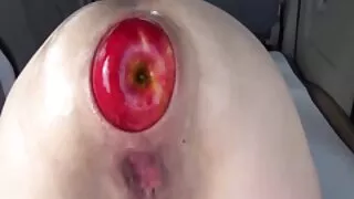 Chérie blonde super sexy souffle la douce bite de son mec brutal dans les vieille cougar cochonne bois