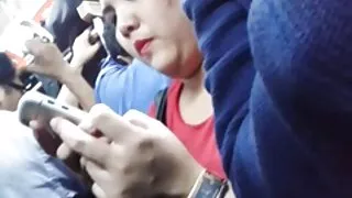 Ravissante fille tatouée brûlée par le vieilles et cochonnes soleil baise son cul avec un énorme gode