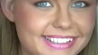 La grosse et vieille cochonne blonde lubrique Tiffany Watson se déchaîne dans la salle du glory hole