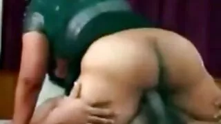 La nana aux gros seins tatouée Kleio Valentien vieille mamie cochonne se connecte avec le mari de sa meilleure amie