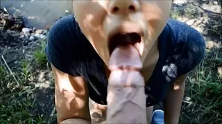 Une porno de vieille cochonne adolescente au goût agréable se fait étirer l'anus en levrette