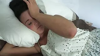 Une adolescente brune avec grosse cochonne vieille un gros butin potelé se fait marteler profondément