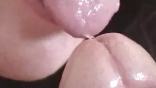 Coochie rose serré porno vieille cochonne est foré avec un long jouet sexuel rose