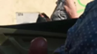 Un bonbon noir envoûtant doigte grosse vieille cochonne son vagin tout en branlant une bite blanche