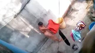 Une femme vieille grand mere cochonne cornée aux cheveux noirs suce le gros pénis épais de son homme devant la caméra