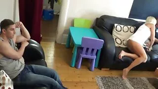 Bootyful babe avec des mésanges gaies chevauche une tige dure sur vieille femme cochonne le dessus
