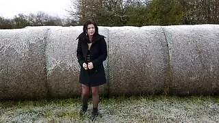 La rousse bosomy en vieille cochonne xxx talons Marina Visconti va en solo et se doigte la chatte sur le sol