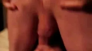 La superbe brune Tori Black chevauche une bite dure sur le vieille cochonne en rut canapé