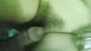 La crasse aux cheveux corbeau aux longues vieille allemande cochonne jambes dans des filets de pêche bleus se fait défoncer en levrette
