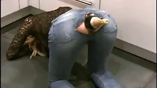 Jeune copine prend une bite dans son vieille grosse et cochonne punani humide