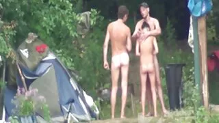 Son décolleté super appétissant et vieille grand mere cochonne sa chatte rasée vous exciteront